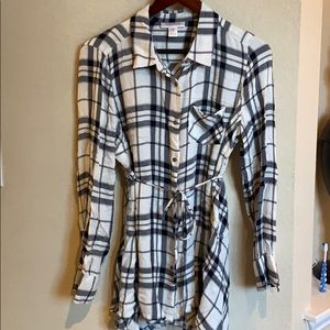 Motherhood Maternity Ivory & navy button down top